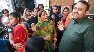 समाहरणालय में हंगामा करतीं जीविका दीदियां। फोटो: जागरण