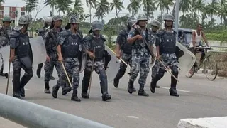 नेपाल के जनकपुरधाम में स्थिति बिगड़ने के बाद गश्त करते सुरक्षाकर्मी। फोटो सौ: इंटरनेट मीडिया