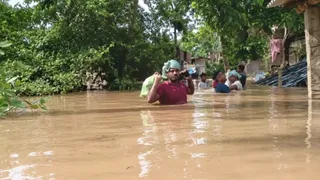 खतरे के निशान से 2 मीटर ऊपर बह रही बैतरनी नदी