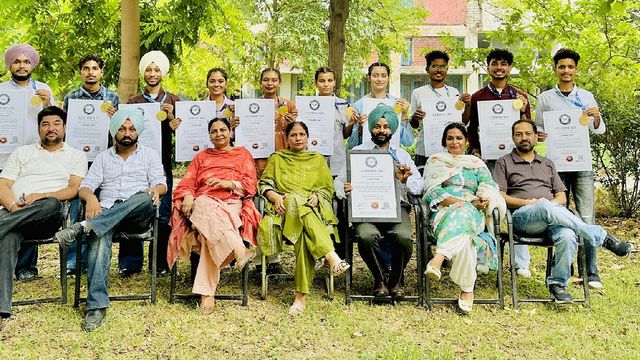 पंजाब के सुनाम कॉलेज के नाम नया वर्ल्ड रिकॉर्ड, फाइन आर्ट्स विभाग ने बनाया 17 फीट लंबा पंजाबी परांदा