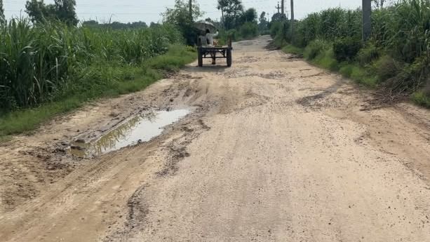 गढ़मुक्तेश्वर में बदहाल सड़क से राहगीर परेशान, गड्ढों में हिचकोले खाने को मजबूर
