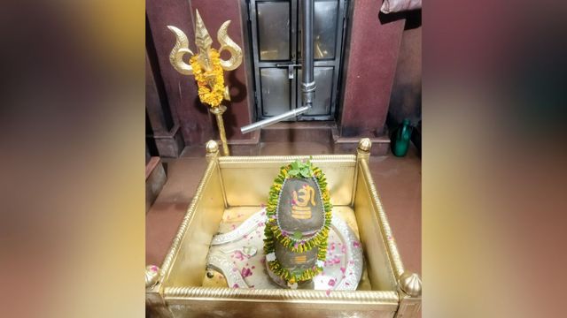 पूर्वांचल का ऐसा मंदिर जहां कुएं में विराजमान हैं ‘महादेव’, 15 फीट नीचे जाकर अभिषेक करते हैं श्रद्धालु
