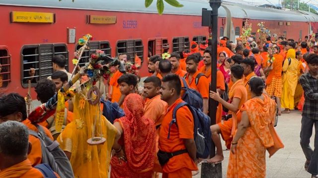 सावन शुरू होते ही DDU जंक्शन हुआ 'शिवमय', प्लेटफॉर्म पर देवघर जाने वाले श्रद्धालुओं की भीड़
