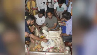 कानपुर में शिव मंदिरों में भक्तों ने शिवलिंग का किया जलाभिषेक।