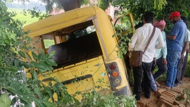 जौनपुर: स्कूल वैन में 19 बच्चों को बैठाकर साथी को ड्राइविंग सिखा रहा था चालक, पेड़ से टकराने पर 8 बच्चे घायल
