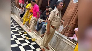 मथुरा- वृंदावन के ठाकुर बांकेबिहारी मंदिर में बुधवार की दोपहर जब मंदिर के पट बंद थे तो हरियाणा पुलिस का दारोगा जूते पहनकर प्रांगण में चहलकदमी करते हुए