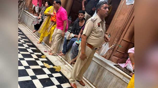 बांकेबिहारी मंदिर में जूते पहनकर घूमता दिखा हरियाणा पुलिस का दारोगा, फोटो सोशल मीडिया पर वायरल