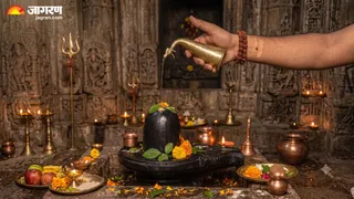 रुद्राभिषेक में श्रृंगी से जल चढ़ाने का धार्मिक महत्व (Picture Credit: AI Generated)