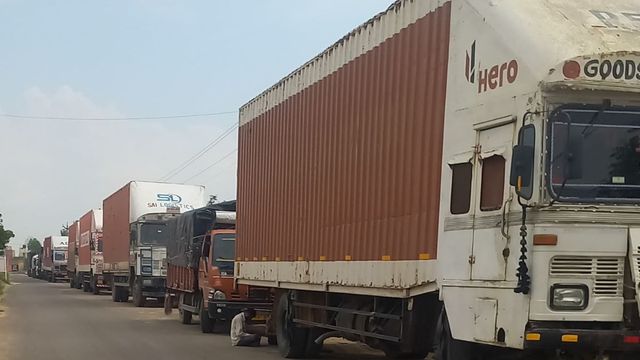 सिरसा में सड़क पर ट्रकों का अवैध जमावड़, आमजन को हो रही भारी परेशानी
