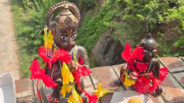 नहर से मिली हनुमान और बाल गोपाल की मूर्तियां, जांच में जुटी बलिया पुलिस
