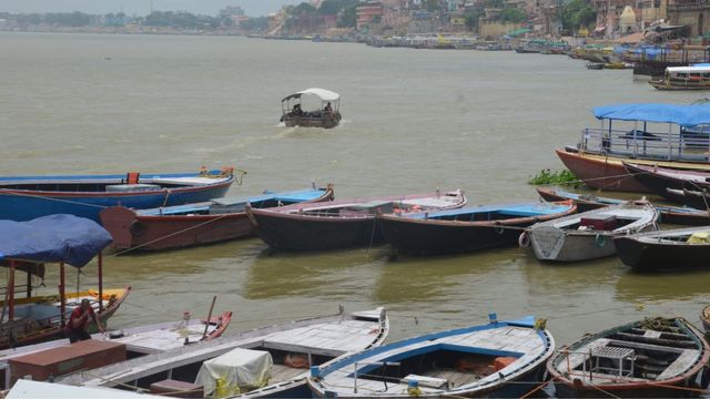 वाराणसी में गंगा के जलस्तर में हो रही बढ़ोतरी, नावों के संचालन पर रोक
