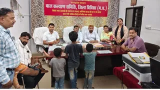 बच्चों से घटना की जानकारी लेते बाल कल्याण समिति के सदस्य।