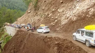 यमुनोत्री हाईवे खुलने के बाद पालीगाड़ क्षेत्र से गुजरते यात्री वाहन