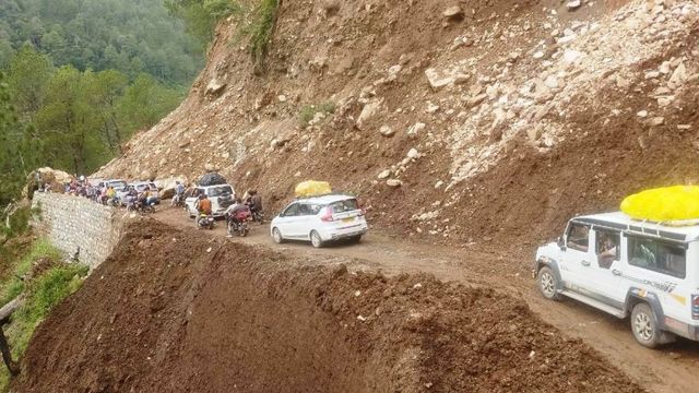 उत्तरकाशी में 32 घंटे बाद खुला यमुनोत्री हाईवे, भूस्खलन का जोखिम अब भी बरकरार
