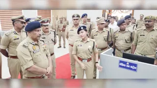 जोनल कावंड कंट्रोल रूम का निरीक्षण करते डीजीपी। सौ पुलिस