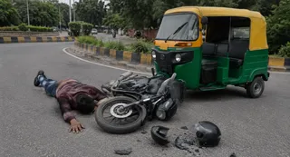सेक्टर-18 की ओर मुड़ रहा था ऑटो, तभी बाइक ने मारी टक्कर। (एआई जनरेटेड फोटो)