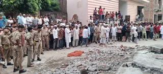 छपरौली के कुरेशियान मोहल्ले में मकान का लिंटर गिरने के बाद जमा भीड़