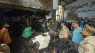 अलीगढ़ में आइस फैक्ट्री में अमोनिया गैस रिसाव को रोकने के लिए जायजा लेती टीम।