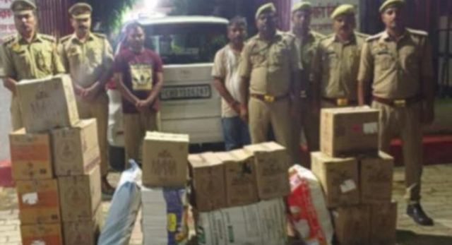 अंबेडकरनगर : चंडीगढ़ से बिहार में तस्करी के चक्कर में थे बदमाश, कार और 282 बोतल अंग्रेजी शराब के साथ दो गिरफ्तार

