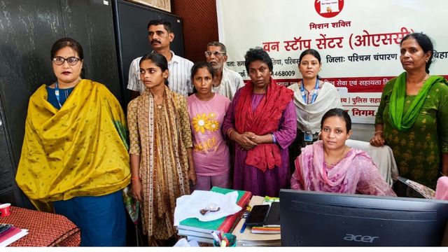बेतिया में 9 साल बाद मिला बिछड़ा परिवार, स्क्रीन पर पत्नी को देखते ही छलक पड़े पति के आंसू