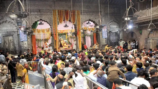 बांकेबिहारी मंदिर में जन्माष्टमी पर मंगला आरती के लिए 600 लोगों को ही मिलेगा प्रवेश, बाकी बाहर स्क्रीन पर करेंगे दर्शन