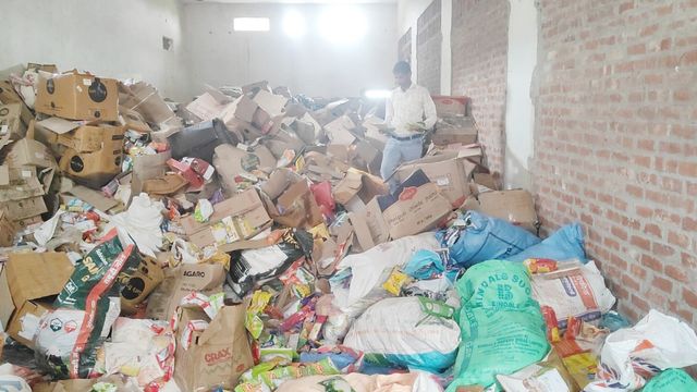 बच्चों के खाने में घोला जा रहा था जहर: 7 क्विंटल एक्सपायरी चॉकलेट और बिस्किट बरामद, एसडीएम की छापेमारी से हड़कंप
