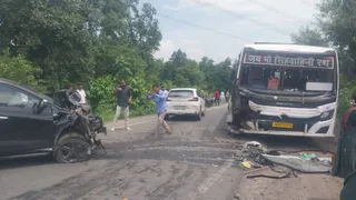 चतरा में NH-22 पर भीषण सड़क हादसा, बस-कार की टक्कर में 8 घायल