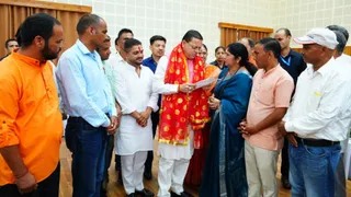 देहरादून में मुख्यमंत्री कैंप कार्यालय स्थित मुख्य सेवक सदन में लोगों से मुलाकात कर उनकी समस्याएं सुनते मुख्यमंत्री पुष्कर सिंह धामी।
