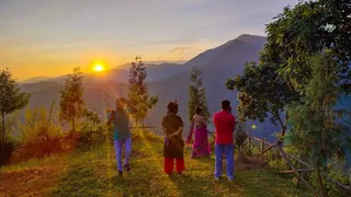 डालिम टार के नैसर्गिक सौंदर्य को निहारते पर्यटक