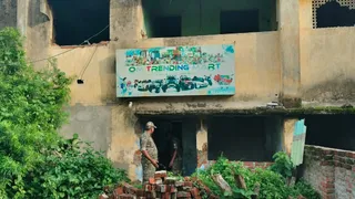 बीसीसीएल के परित्यक्त आवास में छापामारी करती चिरकुंडा थाना की पुलिस।(फोटो जागरण)