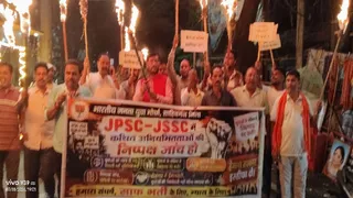 JPSC JSSC पेपर लिक के विरोध में साहिबगंज में मशाल जुलूस निकालते भाजपाई। (फोटो जागरण)