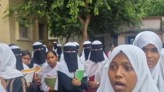 जमुई के गरही स्कूल में हिजाब और फीस को लेकर छात्राओं का हंगामा