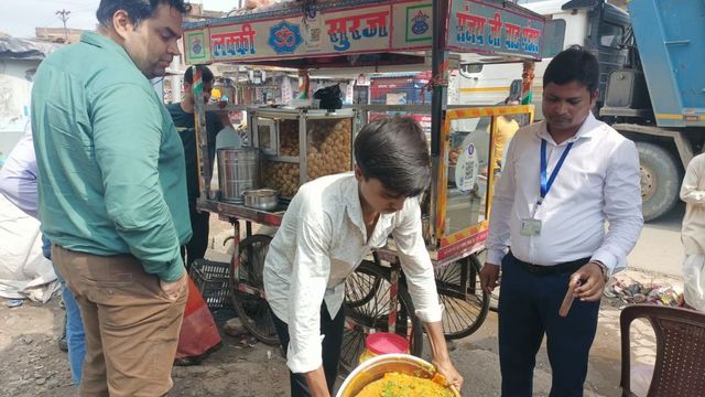 सावधान; कैंसर हो सकता है! चाट और मिठाई में मिलाया जा रहा कलर, कोडरमा में कराया गया नष्ट

