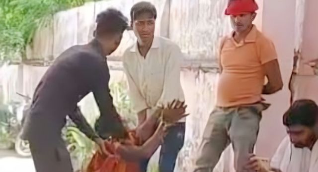 श्रावस्ती : स्पोर्ट्स स्टेडियम के पास दर्दनाक हादसा, ट्रक से पत्थर उतारते समय दबकर मजदूर की मौत; एक गंभीर
