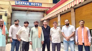 मेरठ में दीपक होटल पर मौजूद हिंदू संगठन के पदाधिकारी व कार्यकर्ता। सौ. संगठन