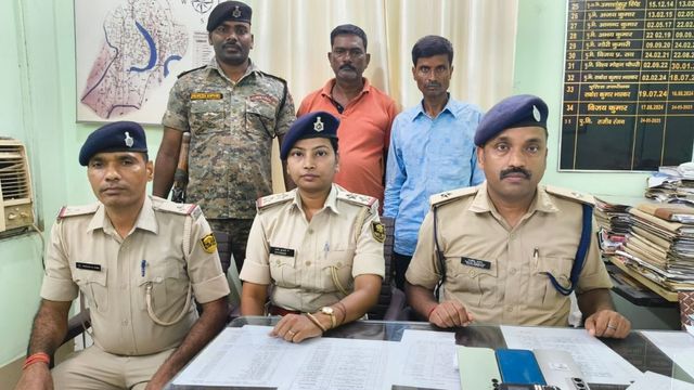 बस में कोल्ड ड्रिंक में नशीली गोली मिलाकर लूट, मोतिहारी में गिरोह के दो सदस्य गिरफ्तार
