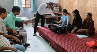 पश्चिम चंपारण के बेतिया में संगीत की शिक्षा लेते छात्र । जागरण
