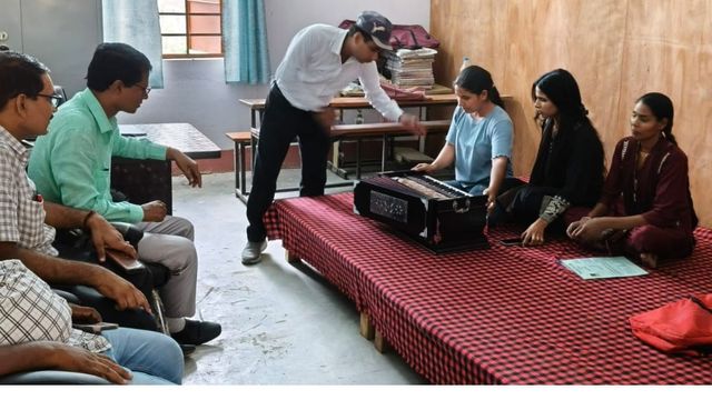 बेतिया में 15 साल बाद फिर गूंजे संगीत के सुर, एक शिक्षक ने बदल दी पूरे विभाग की तस्वीर