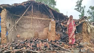 बारिश के कारण ढही घर की दीवार