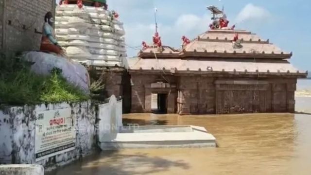 कटक में बाढ़ से घिरा मां भट्टारिका मंदिर, सुरक्षा के लिहाज से लागू हुई धारा 163