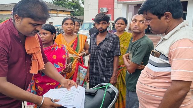 मवेशी चोरी से परेशान ग्रामीण पहुंचे थाना, पाकुड़ थानेदार ने डांटकर भगाया; पुलिस की बेरुखी से आक्रोश 
