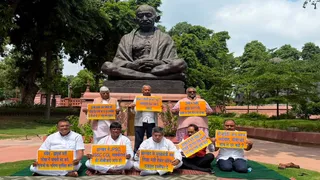 JPSC-CGL भर्ती परीक्षा में अनियमितता के विरोध में संसद परिसर में धरना देते झारखंड भाजपा के सांसद। (फोटो सौजन्य)