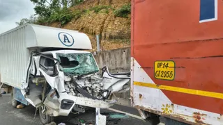 एक्सप्रेस वे पर कंटेनर से टकराने के बाद क्षतिग्रस्त पिकअप।