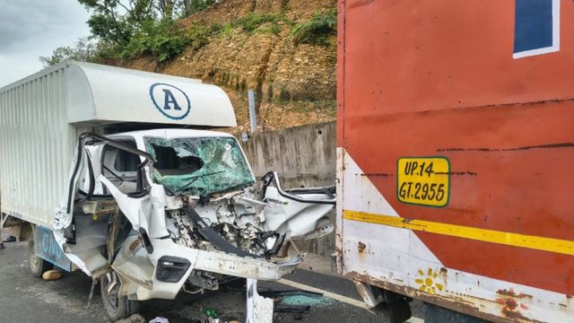 दिल्ली-देहरादून एक्सप्रेसवे पर सड़क हादसा: डाटकाली टनल के पास खड़े कंटेनर से टकराई पिकअप, दो घायल