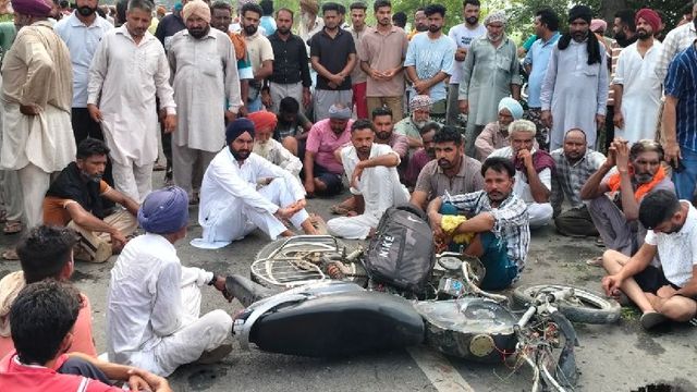 पटियाला में स्कूल बस की टक्कर से 12वीं के दो छात्रों की मौत, गुस्साए लोगों ने जाम की सड़क