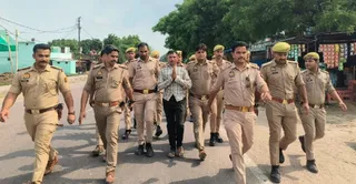 आरोपित को पकड़कर परेड कराती सजेती पुलिस। इस दौरान आरोपित हाथ जोड़कर सबसे कहता रहा कि 'चोरी करना पाप है'। जागरण