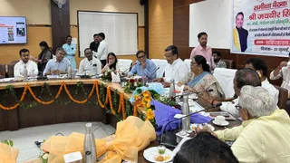 प्रयागराज में पर्यटन व धर्मार्थ विभाग की योजनाओं की समीक्षा करते पर्यटन मंत्री जयवीर सिंह व अन्य। जागरण
