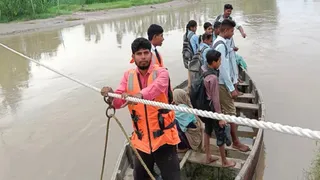 सोलानी नदी उफान पर, नाव से स्कूल जाते बच्चे।