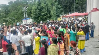 शुक्रवार को भारी तादाद में लोग सड़कों पर उतरे। जागरण