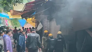 एक घंटे की कड़ी मशक्कत के बाद आग पर काबू पाया जा सका। जागरण